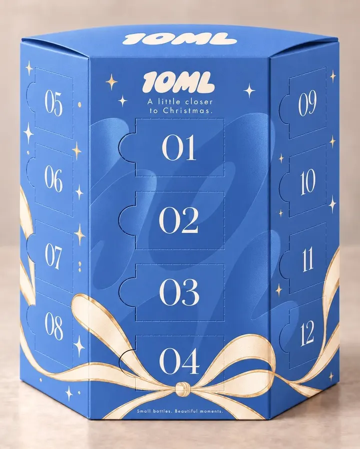 Der 10ML-Parfüm-Adventskalender für ihn: ein sechseckiger Karton mit 24 nummerierten Türchen und Schleife
