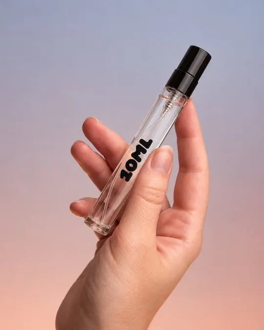 Ein 3ml-Zerstäuberflakon von 10ML zwischen zwei Fingern