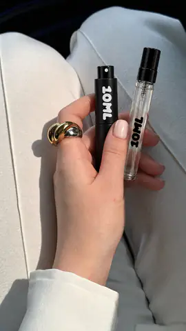 Ruka drží černý rozprašovač 10ML a průhlednou lahvičku 10ML