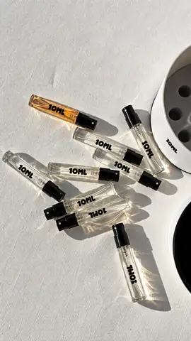 Lahvičky 10ML rozházené na slunci vedle svého otevřeného stojánku
